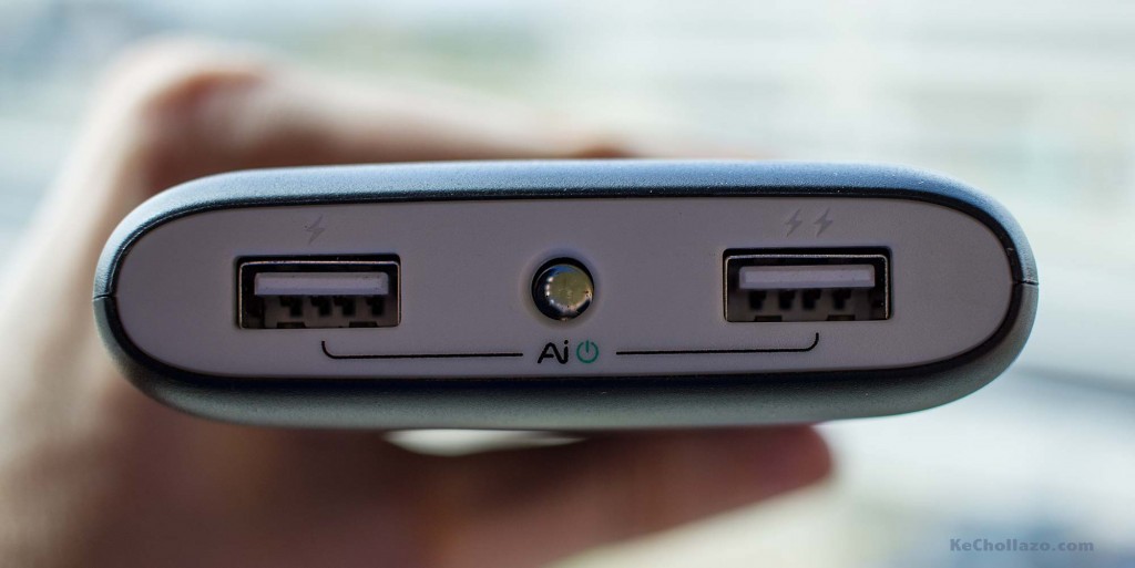 Podemos apreciar los dos puertos USB y el led que sirve de linterna