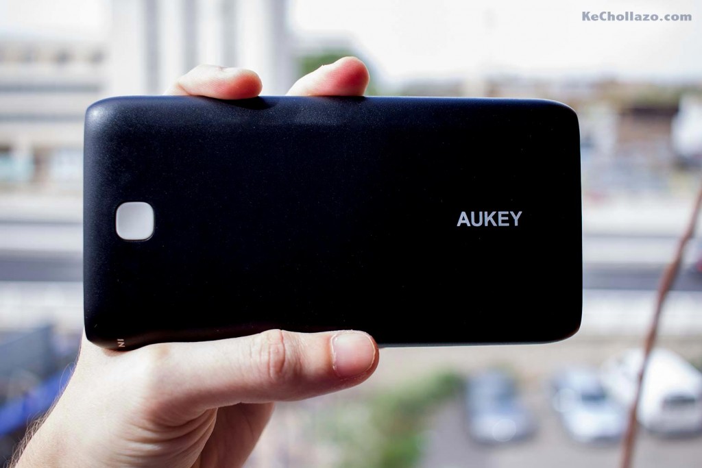 Esta batería de alta capacidad de Aukey nos permitirá cargar hasta 15 veces un iPhone 5