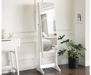 Espejo con joyero interior por 51,40€.