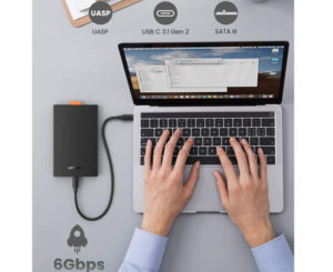 Carcasa Ugreen para disco duro 2,5″ HDD SSD SATA I/II/III hasta 10TB, conectividad USB C por 13,91€.
