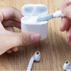 Kit de limpieza para auriculares in-ear y pequeños dispositivos por 4,21€.