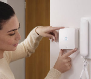 Amazon Ring Intercom: Contesta al telefonillo desde el móvil desde cualquier lugar, deja que tus invitados abran desde su móvil por 25,99€ con cámara gratis. Antes 79,99€.
