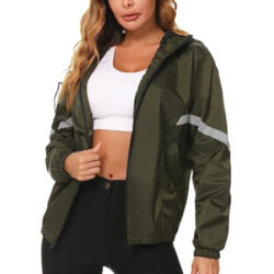 Chubasquero con capucha, secado rápido por 14,99€ antes 29,99€.