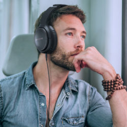 Auriculares wireless cancelación activa CREATIVE Zen Hybrid, BT 5.0, cancelación de ruido activa híbrida, negros o blancos por 43,99€ antes 78,93€.