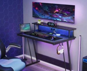Escritorio de gaming con iluminación led, 2 tomas A y USB por 107,95€ antes 154,90€.