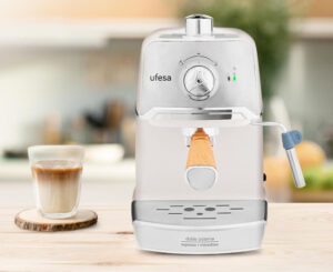 Cafetera Ufesa CE7238 Cream Expresso y Capuccino, con vaporizador orientable, 20 bares y apta para café molido o monodosis por sólo 65,79€ antes 90,06€.