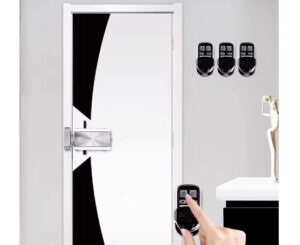 Cerradura inteligente inalámbrica BT con 4 controles remotos por 60,39€.