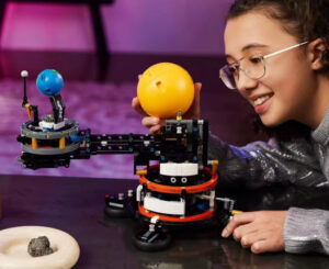 Set de construcción Lego 42179 Technic Planeta Tierra y Luna en Órbita por 63,99€ antes 75,99€.
