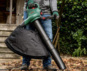Aspirador soplador y triturador de hojas eléctrico Bosch Universal Garden Tidy 2300W por 89,90€ antes 128,99€.