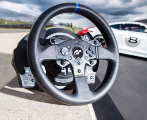 Volante con pedales Thrustmaster T300 RS GT para PS5/4 y PC.