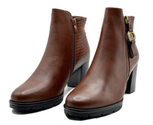 Botines con cremallera y detalles texturizados JZHermanos por 19,95€.