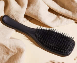 Cepillo desenredante Tangle Teezer The Wet Detangle color negro.