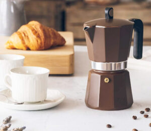 Cafetera italiana Monix New Cream de 12 tazas para todo tipo de cocinas por 18,98€.
