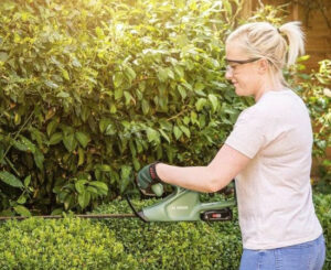 Cortasetos a batería Bosch EasyHedgeCut (sin batería) por 61,55€ antes 75€.