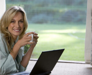 2 mosquiteras adhesivas para ventana 150x180cm por 8,54€ y mosquitera magnética para puertas 90×210 por 14,24€.