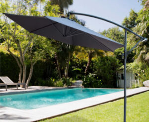 Parasol excéntrico Aktive gris, Ø300cm por 72,70€ antes 99€.