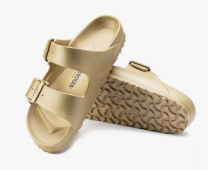Sandalias Birkenstock Arizona color oro por 38,63€ antes 55€.