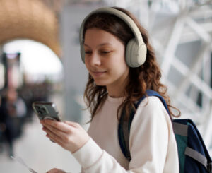 Auriculares Belkin SoundForm Isolate, colores arena o negros por 32,99€.