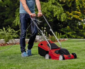 Cortacésped Einhell GC-EM 1032, 1000W, 32cm de ancho de corte, 30L, por 54,29€.