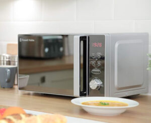 Microondas plateado con puerta efecto espejo Russell Hobbs RHM2076S, 800W/20L por 74,99€ antes 94,99€.