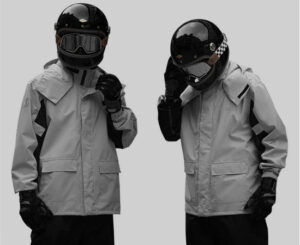Conjunto impermeable de nailon Iron Jia’s con cubre zapatos extraíble y diseño reflectante por 54,14€.