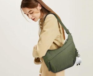 Bolso de pana Aucuu para mujer: bandolera ligera con diseño semicircular y múltiples compartimentos por 10,90€.