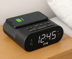 SPC Frodi QI: radiodespertador con carga inalámbrica QI, pantalla XL y alarma dual inteligente por 21,99€ antes 36,70€.