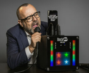 RockJam SingCube: altavoz BT con luces y karaoke integrado por 18,30€ antes 39,99€.