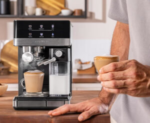 Cecotec Power Espresso 20 Touch&Cream: cafetera semiautomática con 20 bares, depósito de leche y panel táctil por 99€.