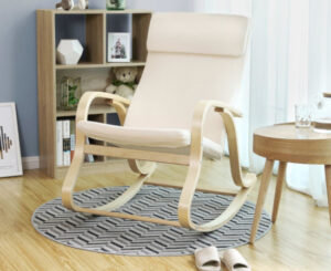 Sillón mecedora Songmics, ergonomía, madera de abedul y confort por 58,88€ antes 79,99€.