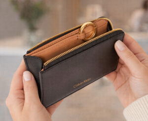 Tarjetero para mujer Calvin Klein por 19,52€ antes 39,95€.