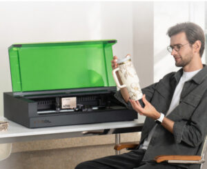 Oferta de primavera. xTool S1, cortadora láser de 40W con seguridad Clase 1 y grabado curvo 3D para profesionales por 1807,99€ antes 2599,99€; versión 20W por 1456,99€.