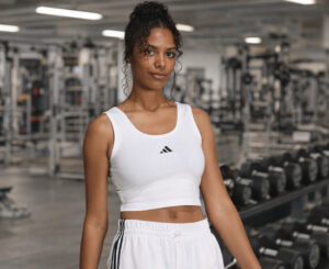 Camiseta de tirantes Adidas Essentials, comodidad y versatilidad para tu día a día por 12,99€.