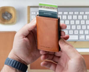 Cartera/tarjetero Pop-Up con Protección RFID, cierre magnético y monedero por 18,95€.