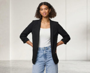 Blazer PIECES para mujer, elegancia danesa, mangas 3/4 y detalles plisados.