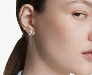 Swarovski Constella, la elegancia de las estrellas en tus pendientes de botón por 56,41€ antes 79,95€.