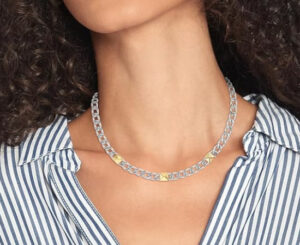 Collar Tommy Hilfiger Jewelry Two-Tone, sofisticación en acero inoxidable en diseño de pirámide por 26,79€ antes 79,90€.