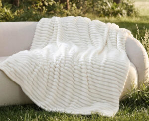 Manta polar Bedsure para sofá, franela más suave y duradera por 18,99€ antes 23,99€.