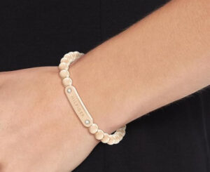 Pulsera Tommy Hilfiger de perlas metálicas, elegancia en oro rosa y acero inoxidable por 34,99€ antes 49,07€.