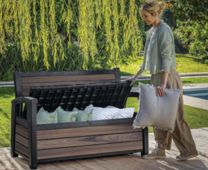 Banco Arcón Keter Deco, baúl de jardín con textura de madera y 270L de capacidad por 169,90€ antes 199,99€.