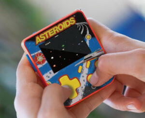 Super Micro Asteroids, 3 clásicos de Atari (Asteroids, Gravitar, Yars’ Revenge) en la palma de tu mano por 16,90€ antes 24,99€.
