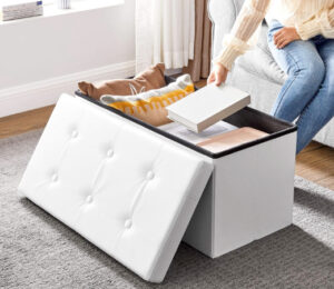 Baúl puff Songmics plegable de  76 x 38 x 38 cm , capacidad 76 litros, carga máxima 300 kg por 18,19€.