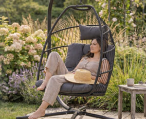Columpio de Jardín Tectake, silla colgante plegable de 160kg con funda incluida por 109,90€ antes 129,90€.