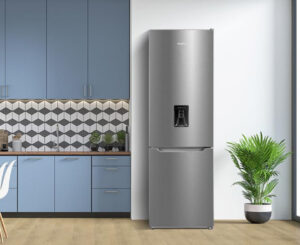 Adiós a descongelar el frigo, el combi Comfee’ RCB310IX3EU(E) con dispensador de agua revienta precios: 439,99€.