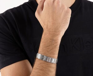 Calvin Klein Electric, la pulsera de acero que define el estilo urbano y minimalista para hombre por 47,56€ antes 79,95€.