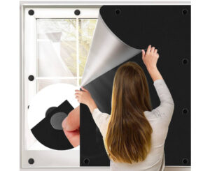 Estor opaco magnético BKSAI 100x145cm adaptable, habitación a oscuras y sin calor en 2 minutos (y sin taladrar) por 19,59€.