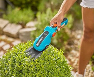 Set de tijeras a batería para jardín Gardena ComfortCut Li por 78,78€ antes 117€.