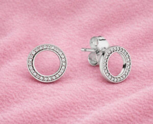 Pendientes de botón Pandora Signature en plata y circonitas por 29€ antes 49€.