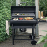 barbacoa-carbon-con-tapa-termometro-estantes-laterales