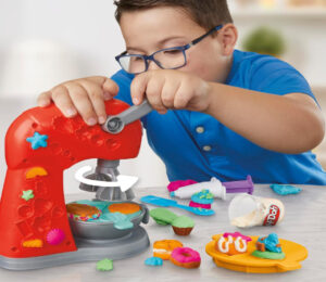 Play-Doh Hasbro Batidora Mágica, Juguete de Cocina, Set con 5 Botes de Plastilina de Colores por 10€.